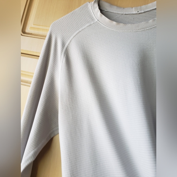 Lululemon Men's Gray Long Sleeve Training Shirt Medium - Picture 5 of 10